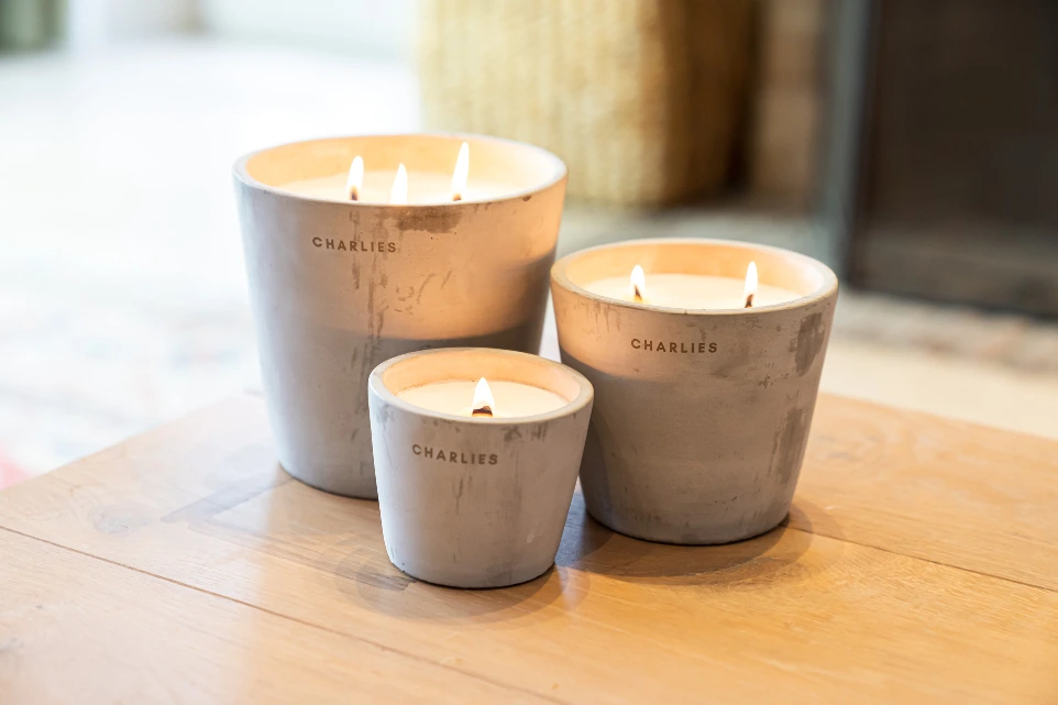 Drie custom geurkaarsen in betonlook