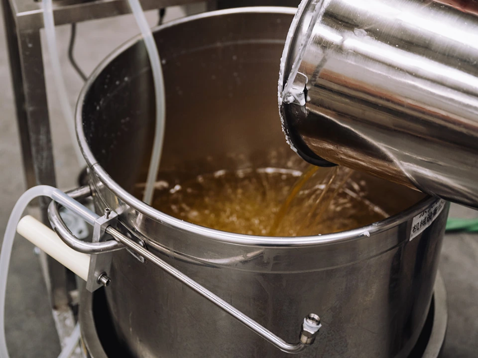 Pouring wax